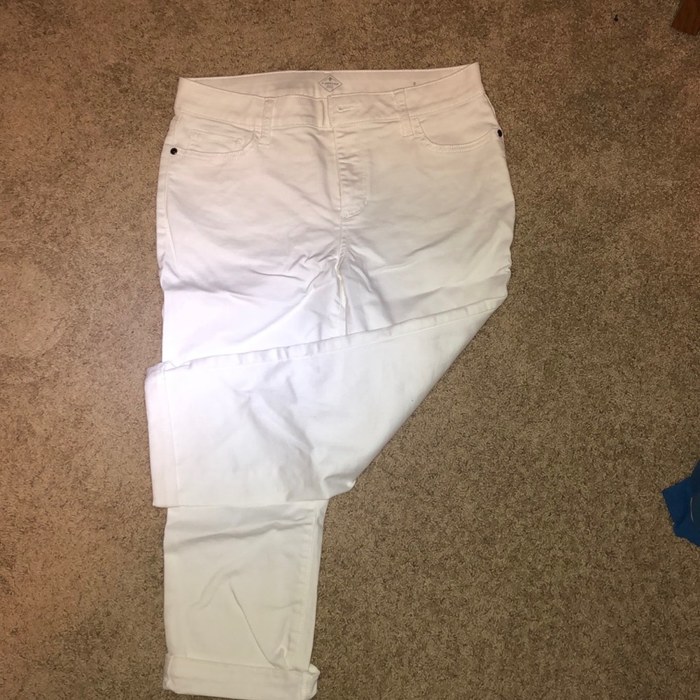 St. John's Bay White Capris